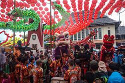 Dibawah Guyuran Hujan, Warga Antusias Saksikan Karnaval Grebeg Sudiro di Solo