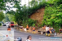 Tebing di Jalur Wisata Tawangmangu Longsor, Jalan Sempat Terganggu 