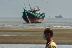Kapal Pengangkut Seratusan Etnis Rohingya Terbalik di Aceh Barat