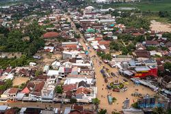 Penampakan Jalan Utama Semarang-Purwodadi Lumpuh Akibat Banjir di Grobogan