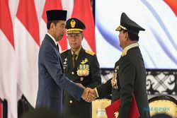 Jokowi Bantah Anugerah Jenderal Kehormatan Prabowo Wujud Transaksi Politik
