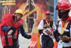 Aksi Damkar Adu Keterampilan pada Firefighter Skill Competition di Surabaya