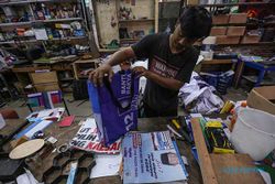 Kreatif, Perajin di Jakarta Manfaatkan Sampah APK Jadi Barang Bernilai Ekonomi