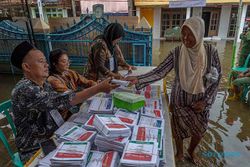 Potret Semangat Warga Mijen Demak Salurkan Hak Pilih di Tengah Kepungan Banjir