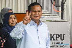 Momen Prabowo Tunjukkan Dua Jari Dicelup Tinta Usai Nyoblos di Bogor