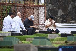 Momen Prabowo Ziarah ke Makam Ayahnya Soemitro di TPU Karet Bivak Jakarta