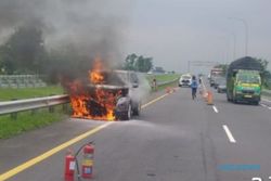Alami Korsleting, Mobil Nissan X Trail Terbakar di Jalan Tol Ruas Karanganyar 