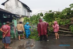 Angin Kencang Rusak Tiga Rumah Warga hingga Mapolsek di Sukoharjo