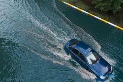 Arti Mimpi Mengemudi Mobil ke Dalam Air Terkait Arah Hidup