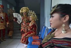 Sambut Dies Natalis ke-48, FKIP UNS Solo Gelar Lomba Busana Adat Nusantara