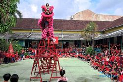 Barongsai Tripusaka Meriahkan Puncak Perayaan Imlek di SD Warga 