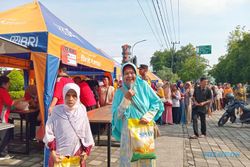 Harga Beras Meroket, Antrean Operasi Pasar Murah di Ngawi Mengular