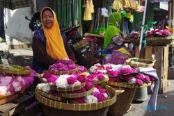 Jelang Ramadan, Omzet Pedagang Bunga Tabur di Pasar Mojosongo Meningkat
