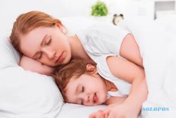Ketahui Dampak Baik dan Buruk Kebiasaan Tidur dengan Anak