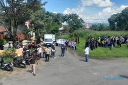Seratusan Warga Demo di Kantor Bawaslu Wonogiri soal Kasus Eks Ketua PPK