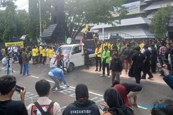 Ratusan Mahasiswa di Semarang Tuntut Pemakzulan Jokowi