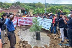 Warga 3 Desa Perbatasan Klaten-Gunungkidul Demo Tutup Akses Truk Uruk Tol
