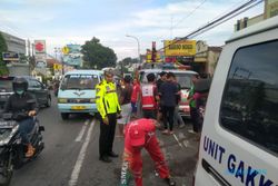 Adu Banteng Angkot vs Mobil di Salatiga, 1 Penumpang Meninggal, 13 Luka-luka