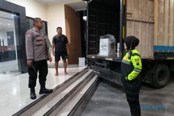 Polisi Kawal Ketat Pengembalian Logistik Pemilu ke Gudang KPU Karanganyar