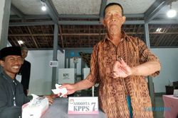 Sejumlah Pemilih di Ngawi Keluhkan Sulit Melipat Surat Suara