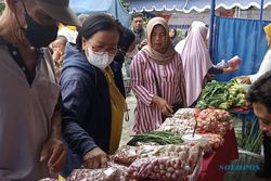 Warga Serbu Pasar Murah di Karanganyar, Beras dan Gula Paling Diburu