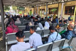 Mau Nyoblos Pemilu 2024, Ratusan Pelajar Klaten Serbu Disdukcapil Urus E-KTP