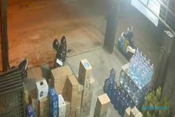 Ibu-ibu Curi 1 Tabung Elpiji di Minimarket Sragen Terekam Kamera CCTV