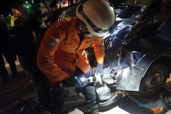 Mobil Pikap Seruduk Truk Boks di Semarang, Sopir & Kernet Terjepit Dashboard