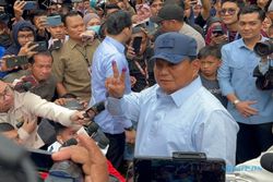 Prabowo Celupkan Dua Jari ke Tinta Ungu seusai Nyoblos di TPS 033 Bojongkeneng