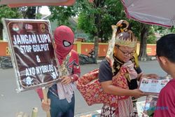 Duo Superhero Semangati KPPS di Sukoharjo dan Ajak Masyarakat Mencoblos