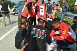 Tim Gabungan Ambulans Sragen Tangani 10 Korban Bus Terguling di Ngawi