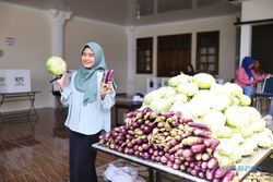 Unik, TPS di Madiun Ini Sediakan Sayuran & Beragam Kuliner untuk Tarik Pemilih
