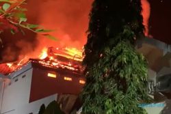 Jelang Sahur, Ruang Arsip RS Gatoel Kota Mojokerto Terbakar Hebat
