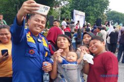 Pawai Praja di Kota Solo Meriah, Ade Bhakti Ariawan Jadi Perhatian Warga