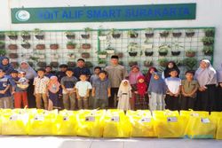 Yayasan Alif Smart Kota Solo Bagikan Santunan untuk Anak Yatim