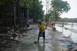 Banjir Demak Surut, Pengungsi Kembali ke Rumah dan Bersihkan Lumpur