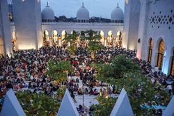 Potret Ramainya Warga Buka Puasa Bersama di Masjid Raya Sheikh Zayed Solo