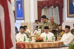 Momen Presiden, Wapres dan Para Menteri Buka Bersama di Istana Negara