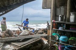 Gelombang Tinggi dan Angin Kencang Rusak Puluhan Rumah di Pesisir Mataram NTB