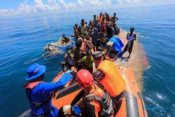 Tim SAR Evakuasi 69 Imigran Rohingya dari Atas Kapal Karam di Laut Aceh