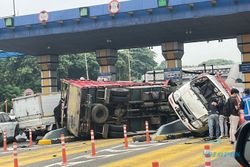 Kecelakaan Ngeri! 6 Kendaraan Terlibat Tabrakan Karambol di Gerbang Tol Halim
