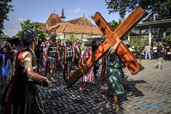 Prosesi Jalan Salib Rangkaian Perayaan Paskah di Gereja Purbowardayan Solo