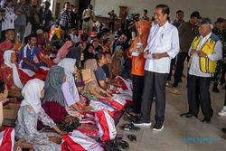 Presiden Jokowi Kunjungi Pengungsi Korban Banjir di Demak