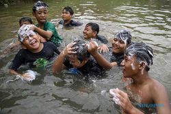 Tradisi Sambut Ramadan, Warga Keramas Massal di Sungai Cisadane Tangerang