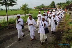 Sambut Nyepi, Umat Hindu Klaten Gelar Upacara Melasti di Umbul Geneng