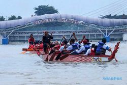 12 Tim Bersaing dalam Lomba Dayung Perahu Naga di Bendung Tirtonadi Solo