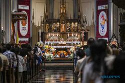 Suasana Khidmat Misa Malam Paskah di Gereja Katedral Jakarta
