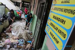 Guru Dibantu Damkar Gotong Royong Bersihkan Sekolah Pascabanjir di Semarang