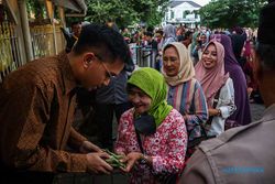 Antrean Warga saat Pembagian 1.000 Nasi Berkat di Pura Mangkunegaran Solo