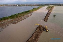 Upaya Perbaikan Tanggul Sungai Wulan yang Jebol di Demak